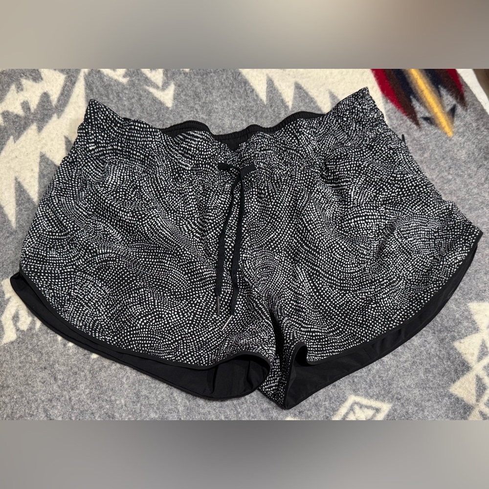lululemon Reversible Short Black and White Polka Dot /Black size 8 3”